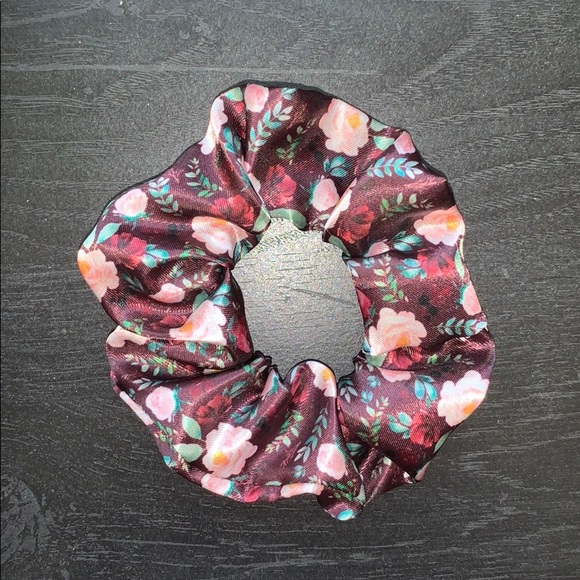 𝐅𝐚𝐥𝐥 𝐅𝐥𝐨𝐫𝐚𝐥𝐬 𝐒𝐜𝐫𝐮𝐧𝐜𝐡𝐢𝐞 - Picture 2 of 3